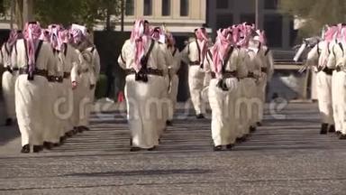 多哈，<strong>卡塔尔</strong>-2018年2月14日：多哈老城区苏克瓦基夫区为纪念<strong>卡塔尔</strong>埃米尔而举行的乐团游行